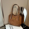 Klassische braune Tragetasche aus mattem Wildleder mit edlen goldenen Metalldetails - Braun