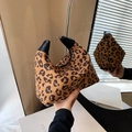 Leopard-Umhängetasche in Säckchenform mit Wildledertextur und schwarzem Ledergriff - Leopard Braun