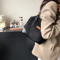 Retro-Einkaufstasche aus schwarzem mattem Leder für Damen mit goldenem Metallschild - Schwarz
