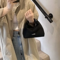 Elegante schwarze Halbmond-Hobo-Tasche aus Nylon mit metallischem Logo-Detail - Schwarz
