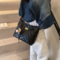 Bolso tipo cubo acolchado negro con cierre dorado y borlas al hombro - Estilo Con Colgante / Negro con colgante