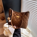 Bolso cubo marrón acolchado con cierre dorado y accesorio de amuleto de béisbol - Estilo Con Colgante / Marrón con colgante