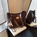 Bolso tipo cubo acolchado marrón oscuro en cuero PU con cierre dorado y colgante - Estilo Con Colgante / Café con Colgante