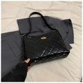 Bolso cubo de cuero acolchado negro con detalles dorados y correa ancha - Sin colgante / Negro sin Colgante