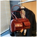 Bolso de hombro rojo oscuro brillante con bolsillos frontales dobles y detalles plateados - Rojo