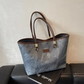 Borsa tote grigio blu con trama in pietra, manici in cuoio marrone e anelli dorati - Blu