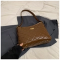 Sac à épaule en cuir matelassé marron avec fermoir doré et silhouette vintage demi-lune - Sans pendentif / Brun Sans Pendentif