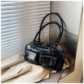 Bolso de mano de cuero negro brillante plisado con bolsillos dobles y cremalleras - Negro