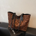 Grand sac cabas léopard avec poignées en cuir noir et motif animalier vintage - Marron