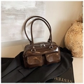 Bolso de hombro retro marrón oscuro brillante con dos bolsillos frontales y cremalleras - Marrón