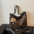 Vintage dunkelbraune Tote-Tasche mit Bären-Anhänger und verstellbarem Gurt für Alltag - Mit Anhänger / Kaffeebraun