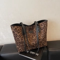 Grand sac cabas à imprimé léopard avec anses noires et design élégant pour femme - café