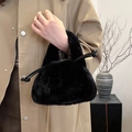 Bolso tipo cubo de piel sintética negra con cadena dorada para otoño e invierno - Negro