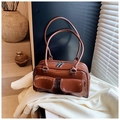 Sac à main rétro en cuir verni marron foncé avec poches avant et détails argentés - Marron