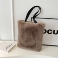 Plüsch-Tragetasche aus Kunstpelz in Hellbraun mit schwarzen Lederriemen für Damen - Kaffeebraun