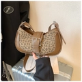 Detalle del bolso hobo de leopardo con correa de cuero marrón y hebilla de metal - Leopardo Caqui y Marrón