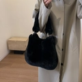 Schicke Handtasche aus schwarzem Kunstpelz mit Metallring für Herbst und Winter - Schwarz
