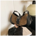 Detalle de bolso con estampado de leopardo, hebilla plateada y correa de cuero negro - Leopardo Caqui y Negro