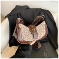 Detalle del bolso de media luna con estampado de leopardo y ribete de cuero marrón - Leopardo Beige y Café