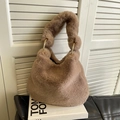 Schicke plüschige Handtasche in Hellbraun mit dickem Griff und goldenen Ringen - Kaffeebraun