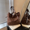 Borsa tote leopardata con cinturini in pelle e fibbia in metallo dorato regolabile - Marrone