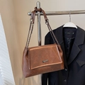 Sac à bandoulière marron caramel pour femme avec chaîne et texture cuir rétro vintage - Brun Sans Pendentif