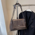 Sac à épaule en cuir mat marron foncé avec fine chaîne en métal et fini texturé - Café sans Pendentif