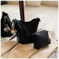 Bolso tipo cubo negro con textura lichi, colgante de béisbol y estuche a juego - Con Colgante / Negro