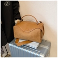 Borsa Boston marrone caramello con finiture in pelle liscia e tessuto scamosciato - Marrone