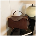 Borsa Boston marrone scuro in pelle scamosciata con patta a onda e manico corto - Marrone