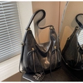 Makroaufnahme der schwarzen Hobo-Tasche mit doppelten Metall-Zippern und Lederschleifen - Schwarz