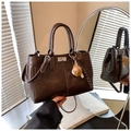 Sac à main en cuir marron foncé avec fermoir argenté et breloque gant de baseball - Café avec Pendentif