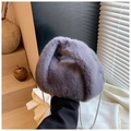 Gros plan du sac à main en fausse fourrure gris-mauve avec une bandoulière argentée - Gris