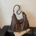 Bolso tote marrón oscuro de cuero sintético con cremalleras laterales y lazo decorativo - café