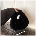 Sac hobo noir en fausse fourrure avec chaîne argentée pour styles automne-hiver - Noir