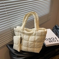 Κρεμ καπιτονέ τσάντα tote με αφράτη υφή και ασορτί μίνι τσαντάκι σε φυσικό φωτισμό - Ζαχαρί