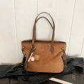 Borsa tote marrone in finta pelle scamosciata con spalline sottili e ciondoli baseball - Marrone con ciondolo