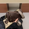 Bolso cilíndrico marrón oscuro con textura lichi y correa ancha de estilo étnico - Marrón