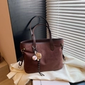 Borsa tote in ecopelle scamosciata marrone scuro con ciondolo a tema baseball rimovibile - Caffè con Ciondolo