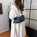 Bolso tipo almohada de cuero negro con correa ancha de cuadros y herrajes dorados - Negro