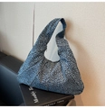 Blaue Denim Hobo-Tasche mit Leopardenmuster und strukturierten Nähten am Riemen - Hellblau