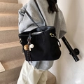 Borsa tote nera minimalista in pelle scamosciata con anelli dorati e ciondolo a orso - Nero con ciondolo