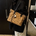 Grande borsa tote leopardata da donna con manici in pelle nera e ciondolo baseball - Marrone Leopardato Con Ciondoli
