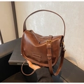 Detail der braunen PU-Leder-Pillow-Bag mit MUONJIN-Logo und Vintage-Metallschnalle - Kaffeebraun