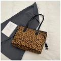 Sac cabas léopard avec lanières en cuir noir et anneau doré en métal détaillé - Léopard Marron Sans Charms