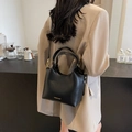 Minimalistische schwarze Crossbody-Eimertasche aus PU-Leder mit goldenen Beschlägen - Schwarz