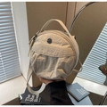 Dettaglio borsa rotonda in nylon con logo in metallo M FASHION e tracolla in tessuto - Bianco Sporco