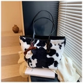 Pluche draagtas met koeienprint, zwarte PU-hengsels en een schattige puppy hanger - Met Hanger / Zwart