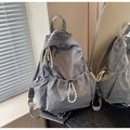 Vista dettagliata dello zaino in nylon grigio con tasche a coulisse e tiretti intrecciati - Grigio