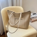 Bolso tote minimalista de cuero beige con bolsillo exterior con cremallera en silla - Caqui